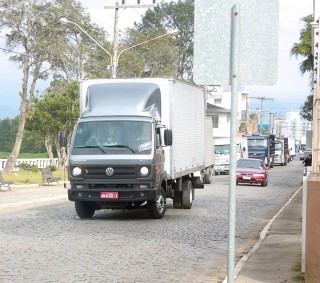 
<a style='margin-left: 5px;' class='btn btn-xs btn-social btn-facebook' href='https://www.facebook.com/sharer/sharer.php?u=https://galeramix.s01.web.getmuller.com.br/imagem/a33/800-800-90/conteudo/site_galerias/33/caminhoneiro-90.jpg' rel='popup' data-width='500' data-height='400'><i class='fa fa-facebook'></i>Compartilhar <span class='hidden-xs'>no Facebook</span>
</a> 
<a class='btn btn-default btn-xs' target='_blank' href='imagem/a33/800-800-90/conteudo/site_galerias/33/caminhoneiro-90.jpg'>
<span class='glyphicon glyphicon-cloud-download'></span> Salvar
</a>
