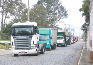 
<a style='margin-left: 5px;' class='btn btn-xs btn-social btn-facebook' href='https://www.facebook.com/sharer/sharer.php?u=https://galeramix.s01.web.getmuller.com.br/imagem/a33/800-800-90/conteudo/site_galerias/33/caminhoneiro-95.jpg' rel='popup' data-width='500' data-height='400'><i class='fa fa-facebook'></i>Compartilhar <span class='hidden-xs'>no Facebook</span>
</a> 
<a class='btn btn-default btn-xs' target='_blank' href='imagem/a33/800-800-90/conteudo/site_galerias/33/caminhoneiro-95.jpg'>
<span class='glyphicon glyphicon-cloud-download'></span> Salvar
</a>
