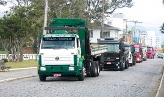 
<a style='margin-left: 5px;' class='btn btn-xs btn-social btn-facebook' href='https://www.facebook.com/sharer/sharer.php?u=https://galeramix.s01.web.getmuller.com.br/imagem/a33/800-800-90/conteudo/site_galerias/33/caminhoneiro-96.jpg' rel='popup' data-width='500' data-height='400'><i class='fa fa-facebook'></i>Compartilhar <span class='hidden-xs'>no Facebook</span>
</a> 
<a class='btn btn-default btn-xs' target='_blank' href='imagem/a33/800-800-90/conteudo/site_galerias/33/caminhoneiro-96.jpg'>
<span class='glyphicon glyphicon-cloud-download'></span> Salvar
</a>
