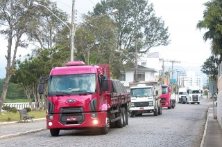 
<a style='margin-left: 5px;' class='btn btn-xs btn-social btn-facebook' href='https://www.facebook.com/sharer/sharer.php?u=https://galeramix.s01.web.getmuller.com.br/imagem/a33/800-800-90/conteudo/site_galerias/33/caminhoneiro-99.jpg' rel='popup' data-width='500' data-height='400'><i class='fa fa-facebook'></i>Compartilhar <span class='hidden-xs'>no Facebook</span>
</a> 
<a class='btn btn-default btn-xs' target='_blank' href='imagem/a33/800-800-90/conteudo/site_galerias/33/caminhoneiro-99.jpg'>
<span class='glyphicon glyphicon-cloud-download'></span> Salvar
</a>
