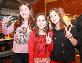 
                        <a style='margin-left: 5px;' class='btn btn-xs btn-social btn-facebook' href='https://www.facebook.com/sharer/sharer.php?u=https://galeramix.s01.web.getmuller.com.br/imagem/a35/800-800-90/conteudo/site_galerias/35/feijoada-adec-galera-mix-101.jpg' rel='popup' data-width='500' data-height='400'><i class='fa fa-facebook'></i>Compartilhar <span class='hidden-xs'>no Facebook</span>
                    </a> 
                    <a class='btn btn-default btn-xs' target='_blank' href='imagem/a35/800-800-90/conteudo/site_galerias/35/feijoada-adec-galera-mix-101.jpg'>
                        <span class='glyphicon glyphicon-cloud-download'></span> Salvar
                    </a>
                    