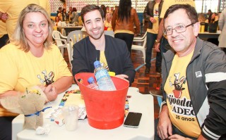 
                    <a style='margin-left: 5px;' class='btn btn-xs btn-social btn-facebook' href='https://www.facebook.com/sharer/sharer.php?u=https://galeramix.s01.web.getmuller.com.br/imagem/a35/800-800-90/conteudo/site_galerias/35/feijoada-adec-galera-mix-102.jpg' rel='popup' data-width='500' data-height='400'><i class='fa fa-facebook'></i>Compartilhar <span class='hidden-xs'>no Facebook</span>
                </a> 
                <a class='btn btn-default btn-xs' target='_blank' href='imagem/a35/800-800-90/conteudo/site_galerias/35/feijoada-adec-galera-mix-102.jpg'>
                    <span class='glyphicon glyphicon-cloud-download'></span> Salvar
                </a>
                