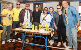 
            <a style='margin-left: 5px;' class='btn btn-xs btn-social btn-facebook' href='https://www.facebook.com/sharer/sharer.php?u=https://galeramix.s01.web.getmuller.com.br/imagem/a35/800-800-90/conteudo/site_galerias/35/feijoada-adec-galera-mix-104.jpg' rel='popup' data-width='500' data-height='400'><i class='fa fa-facebook'></i>Compartilhar <span class='hidden-xs'>no Facebook</span>
        </a> 
        <a class='btn btn-default btn-xs' target='_blank' href='imagem/a35/800-800-90/conteudo/site_galerias/35/feijoada-adec-galera-mix-104.jpg'>
            <span class='glyphicon glyphicon-cloud-download'></span> Salvar
        </a>
        