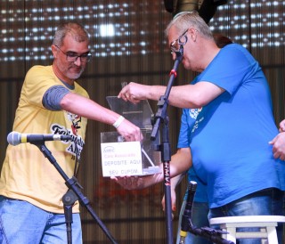 
    <a style='margin-left: 5px;' class='btn btn-xs btn-social btn-facebook' href='https://www.facebook.com/sharer/sharer.php?u=https://galeramix.s01.web.getmuller.com.br/imagem/a35/800-800-90/conteudo/site_galerias/35/feijoada-adec-galera-mix-106.jpg' rel='popup' data-width='500' data-height='400'><i class='fa fa-facebook'></i>Compartilhar <span class='hidden-xs'>no Facebook</span>
</a> 
<a class='btn btn-default btn-xs' target='_blank' href='imagem/a35/800-800-90/conteudo/site_galerias/35/feijoada-adec-galera-mix-106.jpg'>
    <span class='glyphicon glyphicon-cloud-download'></span> Salvar
</a>
