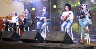 
<a style='margin-left: 5px;' class='btn btn-xs btn-social btn-facebook' href='https://www.facebook.com/sharer/sharer.php?u=https://galeramix.s01.web.getmuller.com.br/imagem/a35/800-800-90/conteudo/site_galerias/35/feijoada-adec-galera-mix-125.jpg' rel='popup' data-width='500' data-height='400'><i class='fa fa-facebook'></i>Compartilhar <span class='hidden-xs'>no Facebook</span>
</a> 
<a class='btn btn-default btn-xs' target='_blank' href='imagem/a35/800-800-90/conteudo/site_galerias/35/feijoada-adec-galera-mix-125.jpg'>
<span class='glyphicon glyphicon-cloud-download'></span> Salvar
</a>
