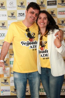 
<a style='margin-left: 5px;' class='btn btn-xs btn-social btn-facebook' href='https://www.facebook.com/sharer/sharer.php?u=https://galeramix.s01.web.getmuller.com.br/imagem/a35/800-800-90/conteudo/site_galerias/35/feijoada-adec-galera-mix-133.jpg' rel='popup' data-width='500' data-height='400'><i class='fa fa-facebook'></i>Compartilhar <span class='hidden-xs'>no Facebook</span>
</a> 
<a class='btn btn-default btn-xs' target='_blank' href='imagem/a35/800-800-90/conteudo/site_galerias/35/feijoada-adec-galera-mix-133.jpg'>
<span class='glyphicon glyphicon-cloud-download'></span> Salvar
</a>
