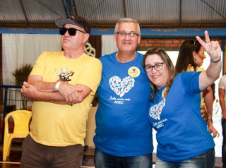 
<a style='margin-left: 5px;' class='btn btn-xs btn-social btn-facebook' href='https://www.facebook.com/sharer/sharer.php?u=https://galeramix.s01.web.getmuller.com.br/imagem/a35/800-800-90/conteudo/site_galerias/35/feijoada-adec-galera-mix-139.jpg' rel='popup' data-width='500' data-height='400'><i class='fa fa-facebook'></i>Compartilhar <span class='hidden-xs'>no Facebook</span>
</a> 
<a class='btn btn-default btn-xs' target='_blank' href='imagem/a35/800-800-90/conteudo/site_galerias/35/feijoada-adec-galera-mix-139.jpg'>
<span class='glyphicon glyphicon-cloud-download'></span> Salvar
</a>
