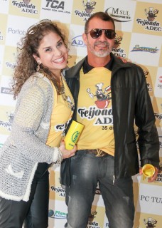 
<a style='margin-left: 5px;' class='btn btn-xs btn-social btn-facebook' href='https://www.facebook.com/sharer/sharer.php?u=https://galeramix.s01.web.getmuller.com.br/imagem/a35/800-800-90/conteudo/site_galerias/35/feijoada-adec-galera-mix-153.jpg' rel='popup' data-width='500' data-height='400'><i class='fa fa-facebook'></i>Compartilhar <span class='hidden-xs'>no Facebook</span>
</a> 
<a class='btn btn-default btn-xs' target='_blank' href='imagem/a35/800-800-90/conteudo/site_galerias/35/feijoada-adec-galera-mix-153.jpg'>
<span class='glyphicon glyphicon-cloud-download'></span> Salvar
</a>
