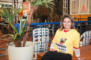 
<a style='margin-left: 5px;' class='btn btn-xs btn-social btn-facebook' href='https://www.facebook.com/sharer/sharer.php?u=https://galeramix.s01.web.getmuller.com.br/imagem/a35/800-800-90/conteudo/site_galerias/35/feijoada-adec-galera-mix-155.jpg' rel='popup' data-width='500' data-height='400'><i class='fa fa-facebook'></i>Compartilhar <span class='hidden-xs'>no Facebook</span>
</a> 
<a class='btn btn-default btn-xs' target='_blank' href='imagem/a35/800-800-90/conteudo/site_galerias/35/feijoada-adec-galera-mix-155.jpg'>
<span class='glyphicon glyphicon-cloud-download'></span> Salvar
</a>
