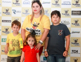 
<a style='margin-left: 5px;' class='btn btn-xs btn-social btn-facebook' href='https://www.facebook.com/sharer/sharer.php?u=https://galeramix.s01.web.getmuller.com.br/imagem/a35/800-800-90/conteudo/site_galerias/35/feijoada-adec-galera-mix-28.jpg' rel='popup' data-width='500' data-height='400'><i class='fa fa-facebook'></i>Compartilhar <span class='hidden-xs'>no Facebook</span>
</a> 
<a class='btn btn-default btn-xs' target='_blank' href='imagem/a35/800-800-90/conteudo/site_galerias/35/feijoada-adec-galera-mix-28.jpg'>
<span class='glyphicon glyphicon-cloud-download'></span> Salvar
</a>
