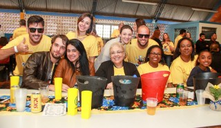 
<a style='margin-left: 5px;' class='btn btn-xs btn-social btn-facebook' href='https://www.facebook.com/sharer/sharer.php?u=https://galeramix.s01.web.getmuller.com.br/imagem/a35/800-800-90/conteudo/site_galerias/35/feijoada-adec-galera-mix-38.jpg' rel='popup' data-width='500' data-height='400'><i class='fa fa-facebook'></i>Compartilhar <span class='hidden-xs'>no Facebook</span>
</a> 
<a class='btn btn-default btn-xs' target='_blank' href='imagem/a35/800-800-90/conteudo/site_galerias/35/feijoada-adec-galera-mix-38.jpg'>
<span class='glyphicon glyphicon-cloud-download'></span> Salvar
</a>
