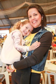 
<a style='margin-left: 5px;' class='btn btn-xs btn-social btn-facebook' href='https://www.facebook.com/sharer/sharer.php?u=https://galeramix.s01.web.getmuller.com.br/imagem/a35/800-800-90/conteudo/site_galerias/35/feijoada-adec-galera-mix-41.jpg' rel='popup' data-width='500' data-height='400'><i class='fa fa-facebook'></i>Compartilhar <span class='hidden-xs'>no Facebook</span>
</a> 
<a class='btn btn-default btn-xs' target='_blank' href='imagem/a35/800-800-90/conteudo/site_galerias/35/feijoada-adec-galera-mix-41.jpg'>
<span class='glyphicon glyphicon-cloud-download'></span> Salvar
</a>
