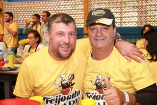 
<a style='margin-left: 5px;' class='btn btn-xs btn-social btn-facebook' href='https://www.facebook.com/sharer/sharer.php?u=https://galeramix.s01.web.getmuller.com.br/imagem/a35/800-800-90/conteudo/site_galerias/35/feijoada-adec-galera-mix-55.jpg' rel='popup' data-width='500' data-height='400'><i class='fa fa-facebook'></i>Compartilhar <span class='hidden-xs'>no Facebook</span>
</a> 
<a class='btn btn-default btn-xs' target='_blank' href='imagem/a35/800-800-90/conteudo/site_galerias/35/feijoada-adec-galera-mix-55.jpg'>
<span class='glyphicon glyphicon-cloud-download'></span> Salvar
</a>
