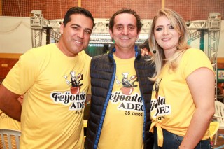 
<a style='margin-left: 5px;' class='btn btn-xs btn-social btn-facebook' href='https://www.facebook.com/sharer/sharer.php?u=https://galeramix.s01.web.getmuller.com.br/imagem/a35/800-800-90/conteudo/site_galerias/35/feijoada-adec-galera-mix-58.jpg' rel='popup' data-width='500' data-height='400'><i class='fa fa-facebook'></i>Compartilhar <span class='hidden-xs'>no Facebook</span>
</a> 
<a class='btn btn-default btn-xs' target='_blank' href='imagem/a35/800-800-90/conteudo/site_galerias/35/feijoada-adec-galera-mix-58.jpg'>
<span class='glyphicon glyphicon-cloud-download'></span> Salvar
</a>
