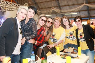 
<a style='margin-left: 5px;' class='btn btn-xs btn-social btn-facebook' href='https://www.facebook.com/sharer/sharer.php?u=https://galeramix.s01.web.getmuller.com.br/imagem/a35/800-800-90/conteudo/site_galerias/35/feijoada-adec-galera-mix-84.jpg' rel='popup' data-width='500' data-height='400'><i class='fa fa-facebook'></i>Compartilhar <span class='hidden-xs'>no Facebook</span>
</a> 
<a class='btn btn-default btn-xs' target='_blank' href='imagem/a35/800-800-90/conteudo/site_galerias/35/feijoada-adec-galera-mix-84.jpg'>
<span class='glyphicon glyphicon-cloud-download'></span> Salvar
</a>
