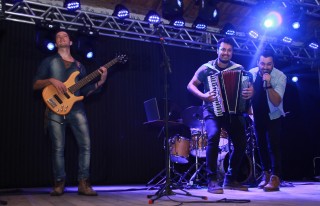 
                                    <a style='margin-left: 5px;' class='btn btn-xs btn-social btn-facebook' href='https://www.facebook.com/sharer/sharer.php?u=https://galeramix.s01.web.getmuller.com.br/imagem/a38/800-800-90/conteudo/site_galerias/38/baile-dos-pais-1.jpg' rel='popup' data-width='500' data-height='400'><i class='fa fa-facebook'></i>Compartilhar <span class='hidden-xs'>no Facebook</span>
                                </a> 
                                <a class='btn btn-default btn-xs' target='_blank' href='imagem/a38/800-800-90/conteudo/site_galerias/38/baile-dos-pais-1.jpg'>
                                    <span class='glyphicon glyphicon-cloud-download'></span> Salvar
                                </a>
                                