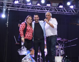 
        <a style='margin-left: 5px;' class='btn btn-xs btn-social btn-facebook' href='https://www.facebook.com/sharer/sharer.php?u=https://galeramix.s01.web.getmuller.com.br/imagem/a38/800-800-90/conteudo/site_galerias/38/baile-dos-pais-16.jpg' rel='popup' data-width='500' data-height='400'><i class='fa fa-facebook'></i>Compartilhar <span class='hidden-xs'>no Facebook</span>
    </a> 
    <a class='btn btn-default btn-xs' target='_blank' href='imagem/a38/800-800-90/conteudo/site_galerias/38/baile-dos-pais-16.jpg'>
        <span class='glyphicon glyphicon-cloud-download'></span> Salvar
    </a>
    