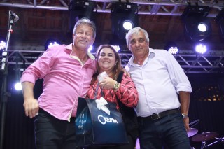 
    <a style='margin-left: 5px;' class='btn btn-xs btn-social btn-facebook' href='https://www.facebook.com/sharer/sharer.php?u=https://galeramix.s01.web.getmuller.com.br/imagem/a38/800-800-90/conteudo/site_galerias/38/baile-dos-pais-17.jpg' rel='popup' data-width='500' data-height='400'><i class='fa fa-facebook'></i>Compartilhar <span class='hidden-xs'>no Facebook</span>
</a> 
<a class='btn btn-default btn-xs' target='_blank' href='imagem/a38/800-800-90/conteudo/site_galerias/38/baile-dos-pais-17.jpg'>
    <span class='glyphicon glyphicon-cloud-download'></span> Salvar
</a>
