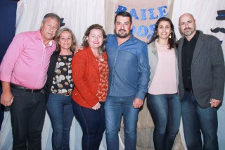 
<a style='margin-left: 5px;' class='btn btn-xs btn-social btn-facebook' href='https://www.facebook.com/sharer/sharer.php?u=https://galeramix.s01.web.getmuller.com.br/imagem/a38/800-800-90/conteudo/site_galerias/38/baile-dos-pais-33.jpg' rel='popup' data-width='500' data-height='400'><i class='fa fa-facebook'></i>Compartilhar <span class='hidden-xs'>no Facebook</span>
</a> 
<a class='btn btn-default btn-xs' target='_blank' href='imagem/a38/800-800-90/conteudo/site_galerias/38/baile-dos-pais-33.jpg'>
<span class='glyphicon glyphicon-cloud-download'></span> Salvar
</a>
