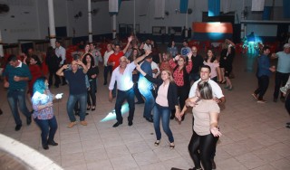 
<a style='margin-left: 5px;' class='btn btn-xs btn-social btn-facebook' href='https://www.facebook.com/sharer/sharer.php?u=https://galeramix.s01.web.getmuller.com.br/imagem/a38/800-800-90/conteudo/site_galerias/38/baile-dos-pais-6.jpg' rel='popup' data-width='500' data-height='400'><i class='fa fa-facebook'></i>Compartilhar <span class='hidden-xs'>no Facebook</span>
</a> 
<a class='btn btn-default btn-xs' target='_blank' href='imagem/a38/800-800-90/conteudo/site_galerias/38/baile-dos-pais-6.jpg'>
<span class='glyphicon glyphicon-cloud-download'></span> Salvar
</a>
