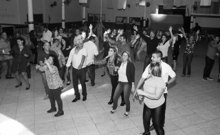 
<a style='margin-left: 5px;' class='btn btn-xs btn-social btn-facebook' href='https://www.facebook.com/sharer/sharer.php?u=https://galeramix.s01.web.getmuller.com.br/imagem/a38/800-800-90/conteudo/site_galerias/38/baile-dos-pais-7.jpg' rel='popup' data-width='500' data-height='400'><i class='fa fa-facebook'></i>Compartilhar <span class='hidden-xs'>no Facebook</span>
</a> 
<a class='btn btn-default btn-xs' target='_blank' href='imagem/a38/800-800-90/conteudo/site_galerias/38/baile-dos-pais-7.jpg'>
<span class='glyphicon glyphicon-cloud-download'></span> Salvar
</a>
