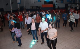 
<a style='margin-left: 5px;' class='btn btn-xs btn-social btn-facebook' href='https://www.facebook.com/sharer/sharer.php?u=https://galeramix.s01.web.getmuller.com.br/imagem/a38/800-800-90/conteudo/site_galerias/38/baile-dos-pais-8.jpg' rel='popup' data-width='500' data-height='400'><i class='fa fa-facebook'></i>Compartilhar <span class='hidden-xs'>no Facebook</span>
</a> 
<a class='btn btn-default btn-xs' target='_blank' href='imagem/a38/800-800-90/conteudo/site_galerias/38/baile-dos-pais-8.jpg'>
<span class='glyphicon glyphicon-cloud-download'></span> Salvar
</a>
