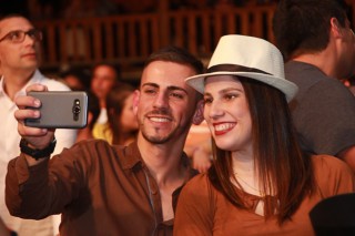 
                        <a style='margin-left: 5px;' class='btn btn-xs btn-social btn-facebook' href='https://www.facebook.com/sharer/sharer.php?u=https://galeramix.s01.web.getmuller.com.br/imagem/a39/800-800-90/conteudo/site_galerias/39/raca-negra-petry-galera-mix-101.jpg' rel='popup' data-width='500' data-height='400'><i class='fa fa-facebook'></i>Compartilhar <span class='hidden-xs'>no Facebook</span>
                    </a> 
                    <a class='btn btn-default btn-xs' target='_blank' href='imagem/a39/800-800-90/conteudo/site_galerias/39/raca-negra-petry-galera-mix-101.jpg'>
                        <span class='glyphicon glyphicon-cloud-download'></span> Salvar
                    </a>
                    