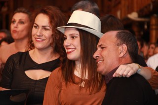 
                    <a style='margin-left: 5px;' class='btn btn-xs btn-social btn-facebook' href='https://www.facebook.com/sharer/sharer.php?u=https://galeramix.s01.web.getmuller.com.br/imagem/a39/800-800-90/conteudo/site_galerias/39/raca-negra-petry-galera-mix-102.jpg' rel='popup' data-width='500' data-height='400'><i class='fa fa-facebook'></i>Compartilhar <span class='hidden-xs'>no Facebook</span>
                </a> 
                <a class='btn btn-default btn-xs' target='_blank' href='imagem/a39/800-800-90/conteudo/site_galerias/39/raca-negra-petry-galera-mix-102.jpg'>
                    <span class='glyphicon glyphicon-cloud-download'></span> Salvar
                </a>
                