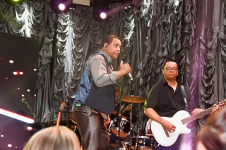 
            <a style='margin-left: 5px;' class='btn btn-xs btn-social btn-facebook' href='https://www.facebook.com/sharer/sharer.php?u=https://galeramix.s01.web.getmuller.com.br/imagem/a39/800-800-90/conteudo/site_galerias/39/raca-negra-petry-galera-mix-104.jpg' rel='popup' data-width='500' data-height='400'><i class='fa fa-facebook'></i>Compartilhar <span class='hidden-xs'>no Facebook</span>
        </a> 
        <a class='btn btn-default btn-xs' target='_blank' href='imagem/a39/800-800-90/conteudo/site_galerias/39/raca-negra-petry-galera-mix-104.jpg'>
            <span class='glyphicon glyphicon-cloud-download'></span> Salvar
        </a>
        