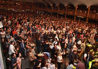 
<a style='margin-left: 5px;' class='btn btn-xs btn-social btn-facebook' href='https://www.facebook.com/sharer/sharer.php?u=https://galeramix.s01.web.getmuller.com.br/imagem/a39/800-800-90/conteudo/site_galerias/39/raca-negra-petry-galera-mix-114.jpg' rel='popup' data-width='500' data-height='400'><i class='fa fa-facebook'></i>Compartilhar <span class='hidden-xs'>no Facebook</span>
</a> 
<a class='btn btn-default btn-xs' target='_blank' href='imagem/a39/800-800-90/conteudo/site_galerias/39/raca-negra-petry-galera-mix-114.jpg'>
<span class='glyphicon glyphicon-cloud-download'></span> Salvar
</a>
