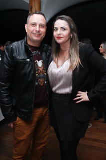 
<a style='margin-left: 5px;' class='btn btn-xs btn-social btn-facebook' href='https://www.facebook.com/sharer/sharer.php?u=https://galeramix.s01.web.getmuller.com.br/imagem/a39/800-800-90/conteudo/site_galerias/39/raca-negra-petry-galera-mix-41.jpg' rel='popup' data-width='500' data-height='400'><i class='fa fa-facebook'></i>Compartilhar <span class='hidden-xs'>no Facebook</span>
</a> 
<a class='btn btn-default btn-xs' target='_blank' href='imagem/a39/800-800-90/conteudo/site_galerias/39/raca-negra-petry-galera-mix-41.jpg'>
<span class='glyphicon glyphicon-cloud-download'></span> Salvar
</a>
