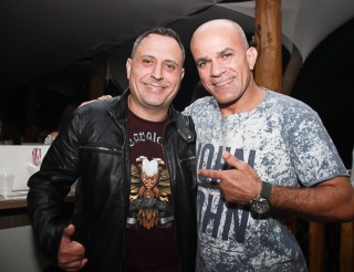 
<a style='margin-left: 5px;' class='btn btn-xs btn-social btn-facebook' href='https://www.facebook.com/sharer/sharer.php?u=https://galeramix.s01.web.getmuller.com.br/imagem/a39/800-800-90/conteudo/site_galerias/39/raca-negra-petry-galera-mix-42.jpg' rel='popup' data-width='500' data-height='400'><i class='fa fa-facebook'></i>Compartilhar <span class='hidden-xs'>no Facebook</span>
</a> 
<a class='btn btn-default btn-xs' target='_blank' href='imagem/a39/800-800-90/conteudo/site_galerias/39/raca-negra-petry-galera-mix-42.jpg'>
<span class='glyphicon glyphicon-cloud-download'></span> Salvar
</a>
