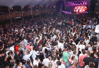 
<a style='margin-left: 5px;' class='btn btn-xs btn-social btn-facebook' href='https://www.facebook.com/sharer/sharer.php?u=https://galeramix.s01.web.getmuller.com.br/imagem/a39/800-800-90/conteudo/site_galerias/39/raca-negra-petry-galera-mix-67.jpg' rel='popup' data-width='500' data-height='400'><i class='fa fa-facebook'></i>Compartilhar <span class='hidden-xs'>no Facebook</span>
</a> 
<a class='btn btn-default btn-xs' target='_blank' href='imagem/a39/800-800-90/conteudo/site_galerias/39/raca-negra-petry-galera-mix-67.jpg'>
<span class='glyphicon glyphicon-cloud-download'></span> Salvar
</a>
