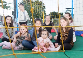 
<a style='margin-left: 5px;' class='btn btn-xs btn-social btn-facebook' href='https://www.facebook.com/sharer/sharer.php?u=https://galeramix.s01.web.getmuller.com.br/imagem/a40/800-800-90/conteudo/site_galerias/40/ana-1-aninho-4.jpg' rel='popup' data-width='500' data-height='400'><i class='fa fa-facebook'></i>Compartilhar <span class='hidden-xs'>no Facebook</span>
</a> 
<a class='btn btn-default btn-xs' target='_blank' href='imagem/a40/800-800-90/conteudo/site_galerias/40/ana-1-aninho-4.jpg'>
<span class='glyphicon glyphicon-cloud-download'></span> Salvar
</a>
