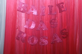 
                                    <a style='margin-left: 5px;' class='btn btn-xs btn-social btn-facebook' href='https://www.facebook.com/sharer/sharer.php?u=https://galeramix.s01.web.getmuller.com.br/imagem/a41/800-800-90/conteudo/site_galerias/41/baile-das-rosa-ctg-fogao-de-lenha-galera-mix-1.jpg' rel='popup' data-width='500' data-height='400'><i class='fa fa-facebook'></i>Compartilhar <span class='hidden-xs'>no Facebook</span>
                                </a> 
                                <a class='btn btn-default btn-xs' target='_blank' href='imagem/a41/800-800-90/conteudo/site_galerias/41/baile-das-rosa-ctg-fogao-de-lenha-galera-mix-1.jpg'>
                                    <span class='glyphicon glyphicon-cloud-download'></span> Salvar
                                </a>
                                