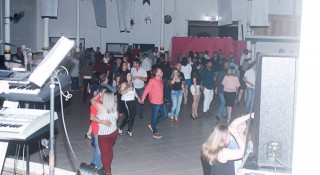 
<a style='margin-left: 5px;' class='btn btn-xs btn-social btn-facebook' href='https://www.facebook.com/sharer/sharer.php?u=https://galeramix.s01.web.getmuller.com.br/imagem/a41/800-800-90/conteudo/site_galerias/41/baile-das-rosa-ctg-fogao-de-lenha-galera-mix-58.jpg' rel='popup' data-width='500' data-height='400'><i class='fa fa-facebook'></i>Compartilhar <span class='hidden-xs'>no Facebook</span>
</a> 
<a class='btn btn-default btn-xs' target='_blank' href='imagem/a41/800-800-90/conteudo/site_galerias/41/baile-das-rosa-ctg-fogao-de-lenha-galera-mix-58.jpg'>
<span class='glyphicon glyphicon-cloud-download'></span> Salvar
</a>
