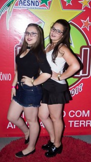 
                            <a style='margin-left: 5px;' class='btn btn-xs btn-social btn-facebook' href='https://www.facebook.com/sharer/sharer.php?u=https://galeramix.s01.web.getmuller.com.br/imagem/a42/800-800-90/conteudo/site_galerias/42/baile-de-casal-nova-descoberta-galera-mix-100.jpg' rel='popup' data-width='500' data-height='400'><i class='fa fa-facebook'></i>Compartilhar <span class='hidden-xs'>no Facebook</span>
                        </a> 
                        <a class='btn btn-default btn-xs' target='_blank' href='imagem/a42/800-800-90/conteudo/site_galerias/42/baile-de-casal-nova-descoberta-galera-mix-100.jpg'>
                            <span class='glyphicon glyphicon-cloud-download'></span> Salvar
                        </a>
                        