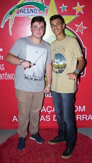 
                        <a style='margin-left: 5px;' class='btn btn-xs btn-social btn-facebook' href='https://www.facebook.com/sharer/sharer.php?u=https://galeramix.s01.web.getmuller.com.br/imagem/a42/800-800-90/conteudo/site_galerias/42/baile-de-casal-nova-descoberta-galera-mix-101.jpg' rel='popup' data-width='500' data-height='400'><i class='fa fa-facebook'></i>Compartilhar <span class='hidden-xs'>no Facebook</span>
                    </a> 
                    <a class='btn btn-default btn-xs' target='_blank' href='imagem/a42/800-800-90/conteudo/site_galerias/42/baile-de-casal-nova-descoberta-galera-mix-101.jpg'>
                        <span class='glyphicon glyphicon-cloud-download'></span> Salvar
                    </a>
                    