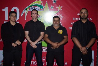 
                <a style='margin-left: 5px;' class='btn btn-xs btn-social btn-facebook' href='https://www.facebook.com/sharer/sharer.php?u=https://galeramix.s01.web.getmuller.com.br/imagem/a42/800-800-90/conteudo/site_galerias/42/baile-de-casal-nova-descoberta-galera-mix-103.jpg' rel='popup' data-width='500' data-height='400'><i class='fa fa-facebook'></i>Compartilhar <span class='hidden-xs'>no Facebook</span>
            </a> 
            <a class='btn btn-default btn-xs' target='_blank' href='imagem/a42/800-800-90/conteudo/site_galerias/42/baile-de-casal-nova-descoberta-galera-mix-103.jpg'>
                <span class='glyphicon glyphicon-cloud-download'></span> Salvar
            </a>
            