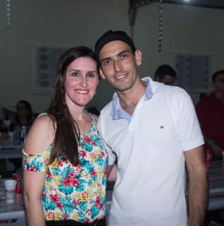 
            <a style='margin-left: 5px;' class='btn btn-xs btn-social btn-facebook' href='https://www.facebook.com/sharer/sharer.php?u=https://galeramix.s01.web.getmuller.com.br/imagem/a42/800-800-90/conteudo/site_galerias/42/baile-de-casal-nova-descoberta-galera-mix-104.jpg' rel='popup' data-width='500' data-height='400'><i class='fa fa-facebook'></i>Compartilhar <span class='hidden-xs'>no Facebook</span>
        </a> 
        <a class='btn btn-default btn-xs' target='_blank' href='imagem/a42/800-800-90/conteudo/site_galerias/42/baile-de-casal-nova-descoberta-galera-mix-104.jpg'>
            <span class='glyphicon glyphicon-cloud-download'></span> Salvar
        </a>
        