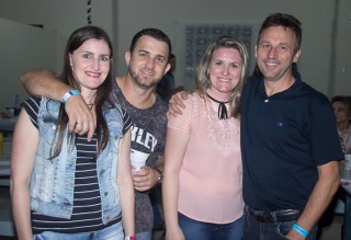 
        <a style='margin-left: 5px;' class='btn btn-xs btn-social btn-facebook' href='https://www.facebook.com/sharer/sharer.php?u=https://galeramix.s01.web.getmuller.com.br/imagem/a42/800-800-90/conteudo/site_galerias/42/baile-de-casal-nova-descoberta-galera-mix-105.jpg' rel='popup' data-width='500' data-height='400'><i class='fa fa-facebook'></i>Compartilhar <span class='hidden-xs'>no Facebook</span>
    </a> 
    <a class='btn btn-default btn-xs' target='_blank' href='imagem/a42/800-800-90/conteudo/site_galerias/42/baile-de-casal-nova-descoberta-galera-mix-105.jpg'>
        <span class='glyphicon glyphicon-cloud-download'></span> Salvar
    </a>
    