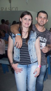 
<a style='margin-left: 5px;' class='btn btn-xs btn-social btn-facebook' href='https://www.facebook.com/sharer/sharer.php?u=https://galeramix.s01.web.getmuller.com.br/imagem/a42/800-800-90/conteudo/site_galerias/42/baile-de-casal-nova-descoberta-galera-mix-107.jpg' rel='popup' data-width='500' data-height='400'><i class='fa fa-facebook'></i>Compartilhar <span class='hidden-xs'>no Facebook</span>
</a> 
<a class='btn btn-default btn-xs' target='_blank' href='imagem/a42/800-800-90/conteudo/site_galerias/42/baile-de-casal-nova-descoberta-galera-mix-107.jpg'>
<span class='glyphicon glyphicon-cloud-download'></span> Salvar
</a>
