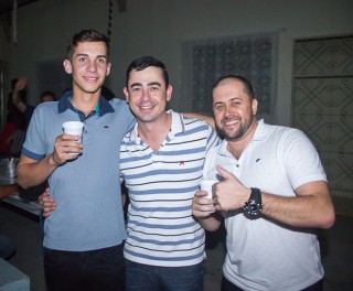 
<a style='margin-left: 5px;' class='btn btn-xs btn-social btn-facebook' href='https://www.facebook.com/sharer/sharer.php?u=https://galeramix.s01.web.getmuller.com.br/imagem/a42/800-800-90/conteudo/site_galerias/42/baile-de-casal-nova-descoberta-galera-mix-109.jpg' rel='popup' data-width='500' data-height='400'><i class='fa fa-facebook'></i>Compartilhar <span class='hidden-xs'>no Facebook</span>
</a> 
<a class='btn btn-default btn-xs' target='_blank' href='imagem/a42/800-800-90/conteudo/site_galerias/42/baile-de-casal-nova-descoberta-galera-mix-109.jpg'>
<span class='glyphicon glyphicon-cloud-download'></span> Salvar
</a>
