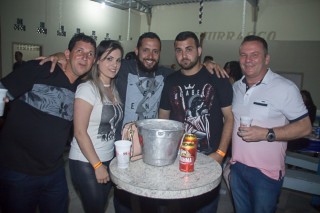 
<a style='margin-left: 5px;' class='btn btn-xs btn-social btn-facebook' href='https://www.facebook.com/sharer/sharer.php?u=https://galeramix.s01.web.getmuller.com.br/imagem/a42/800-800-90/conteudo/site_galerias/42/baile-de-casal-nova-descoberta-galera-mix-110.jpg' rel='popup' data-width='500' data-height='400'><i class='fa fa-facebook'></i>Compartilhar <span class='hidden-xs'>no Facebook</span>
</a> 
<a class='btn btn-default btn-xs' target='_blank' href='imagem/a42/800-800-90/conteudo/site_galerias/42/baile-de-casal-nova-descoberta-galera-mix-110.jpg'>
<span class='glyphicon glyphicon-cloud-download'></span> Salvar
</a>
