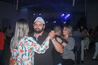 
<a style='margin-left: 5px;' class='btn btn-xs btn-social btn-facebook' href='https://www.facebook.com/sharer/sharer.php?u=https://galeramix.s01.web.getmuller.com.br/imagem/a42/800-800-90/conteudo/site_galerias/42/baile-de-casal-nova-descoberta-galera-mix-112.jpg' rel='popup' data-width='500' data-height='400'><i class='fa fa-facebook'></i>Compartilhar <span class='hidden-xs'>no Facebook</span>
</a> 
<a class='btn btn-default btn-xs' target='_blank' href='imagem/a42/800-800-90/conteudo/site_galerias/42/baile-de-casal-nova-descoberta-galera-mix-112.jpg'>
<span class='glyphicon glyphicon-cloud-download'></span> Salvar
</a>
