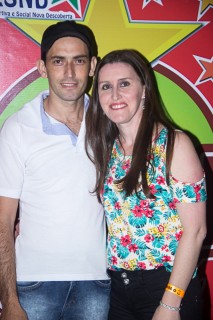 
<a style='margin-left: 5px;' class='btn btn-xs btn-social btn-facebook' href='https://www.facebook.com/sharer/sharer.php?u=https://galeramix.s01.web.getmuller.com.br/imagem/a42/800-800-90/conteudo/site_galerias/42/baile-de-casal-nova-descoberta-galera-mix-13.jpg' rel='popup' data-width='500' data-height='400'><i class='fa fa-facebook'></i>Compartilhar <span class='hidden-xs'>no Facebook</span>
</a> 
<a class='btn btn-default btn-xs' target='_blank' href='imagem/a42/800-800-90/conteudo/site_galerias/42/baile-de-casal-nova-descoberta-galera-mix-13.jpg'>
<span class='glyphicon glyphicon-cloud-download'></span> Salvar
</a>
