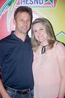 
<a style='margin-left: 5px;' class='btn btn-xs btn-social btn-facebook' href='https://www.facebook.com/sharer/sharer.php?u=https://galeramix.s01.web.getmuller.com.br/imagem/a42/800-800-90/conteudo/site_galerias/42/baile-de-casal-nova-descoberta-galera-mix-14.jpg' rel='popup' data-width='500' data-height='400'><i class='fa fa-facebook'></i>Compartilhar <span class='hidden-xs'>no Facebook</span>
</a> 
<a class='btn btn-default btn-xs' target='_blank' href='imagem/a42/800-800-90/conteudo/site_galerias/42/baile-de-casal-nova-descoberta-galera-mix-14.jpg'>
<span class='glyphicon glyphicon-cloud-download'></span> Salvar
</a>
