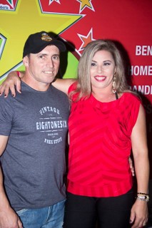 
<a style='margin-left: 5px;' class='btn btn-xs btn-social btn-facebook' href='https://www.facebook.com/sharer/sharer.php?u=https://galeramix.s01.web.getmuller.com.br/imagem/a42/800-800-90/conteudo/site_galerias/42/baile-de-casal-nova-descoberta-galera-mix-16.jpg' rel='popup' data-width='500' data-height='400'><i class='fa fa-facebook'></i>Compartilhar <span class='hidden-xs'>no Facebook</span>
</a> 
<a class='btn btn-default btn-xs' target='_blank' href='imagem/a42/800-800-90/conteudo/site_galerias/42/baile-de-casal-nova-descoberta-galera-mix-16.jpg'>
<span class='glyphicon glyphicon-cloud-download'></span> Salvar
</a>
