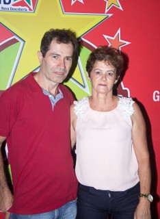 
<a style='margin-left: 5px;' class='btn btn-xs btn-social btn-facebook' href='https://www.facebook.com/sharer/sharer.php?u=https://galeramix.s01.web.getmuller.com.br/imagem/a42/800-800-90/conteudo/site_galerias/42/baile-de-casal-nova-descoberta-galera-mix-17.jpg' rel='popup' data-width='500' data-height='400'><i class='fa fa-facebook'></i>Compartilhar <span class='hidden-xs'>no Facebook</span>
</a> 
<a class='btn btn-default btn-xs' target='_blank' href='imagem/a42/800-800-90/conteudo/site_galerias/42/baile-de-casal-nova-descoberta-galera-mix-17.jpg'>
<span class='glyphicon glyphicon-cloud-download'></span> Salvar
</a>
