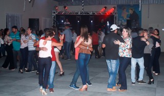 
<a style='margin-left: 5px;' class='btn btn-xs btn-social btn-facebook' href='https://www.facebook.com/sharer/sharer.php?u=https://galeramix.s01.web.getmuller.com.br/imagem/a42/800-800-90/conteudo/site_galerias/42/baile-de-casal-nova-descoberta-galera-mix-1_1.jpg' rel='popup' data-width='500' data-height='400'><i class='fa fa-facebook'></i>Compartilhar <span class='hidden-xs'>no Facebook</span>
</a> 
<a class='btn btn-default btn-xs' target='_blank' href='imagem/a42/800-800-90/conteudo/site_galerias/42/baile-de-casal-nova-descoberta-galera-mix-1_1.jpg'>
<span class='glyphicon glyphicon-cloud-download'></span> Salvar
</a>
